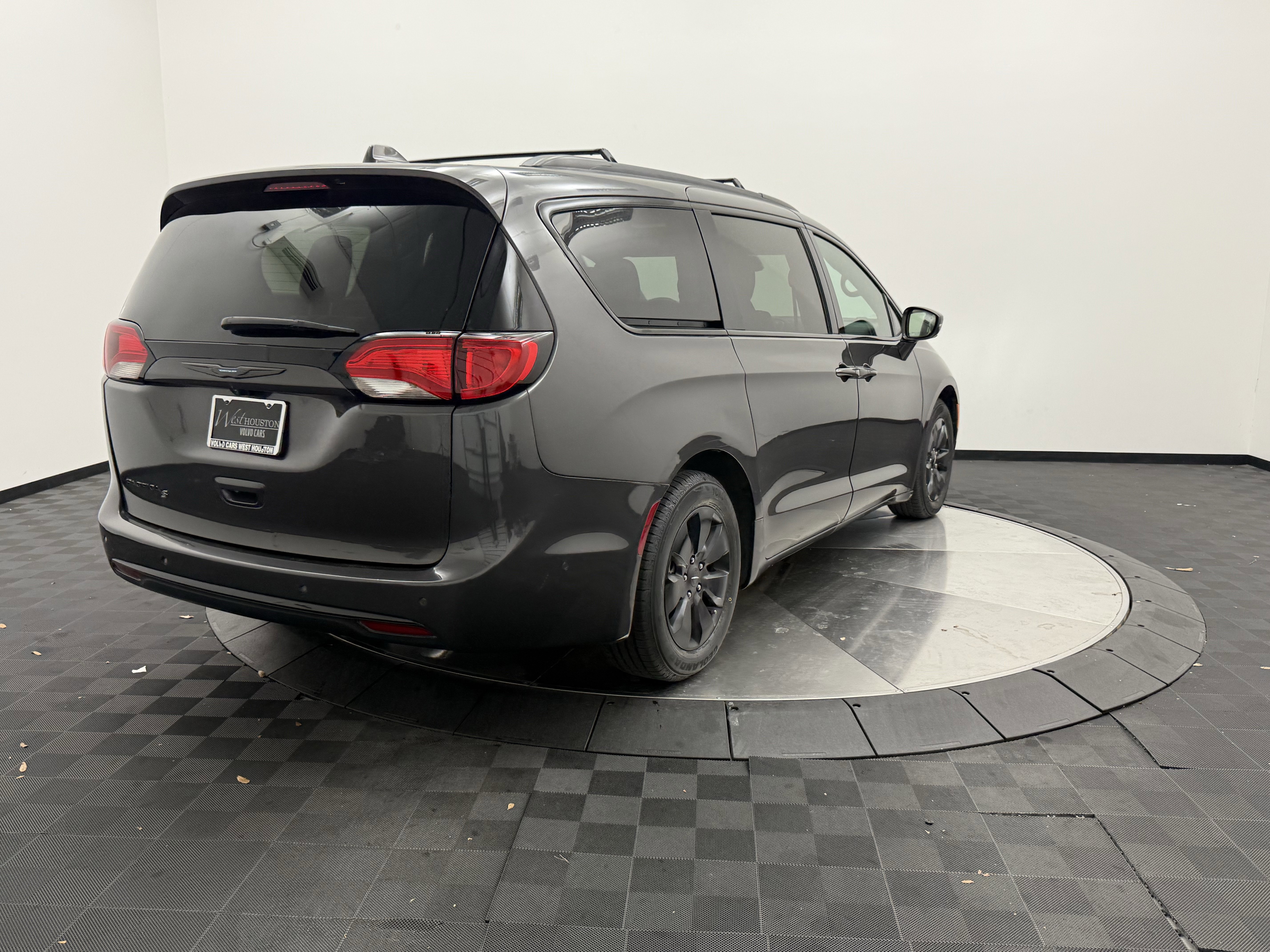 Used 2020 Chrysler Pacifica Limited w/ Advanced Safetytec Group FWD image 7