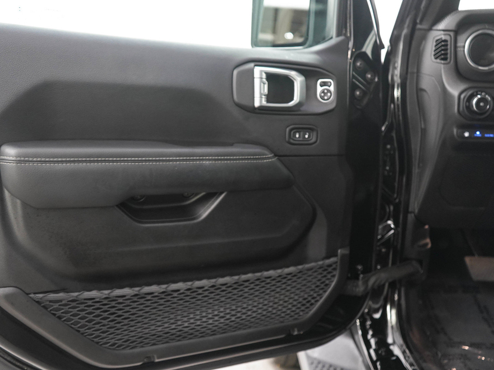 Used 2022 Jeep Wrangler Unlimited Sahara w/ Cold Weather Group AWD/4WD image 18