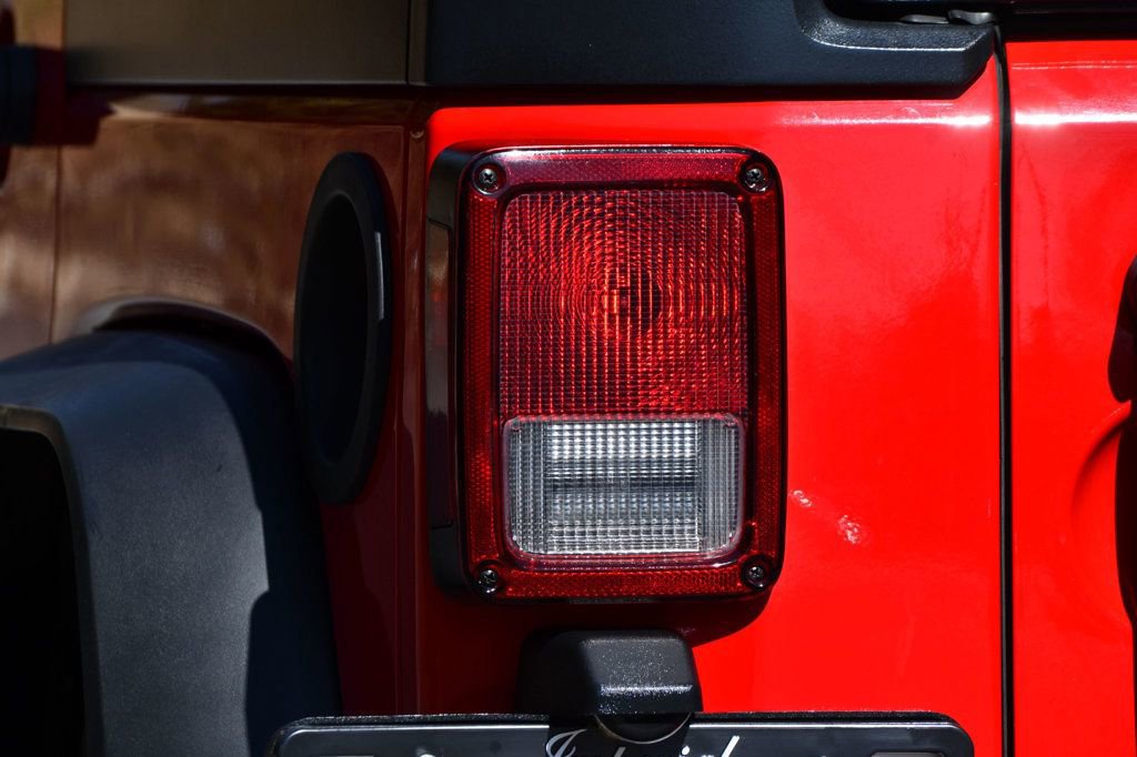 Used 2018 Jeep Wrangler Unlimited Sahara w/ Connectivity Group image 11