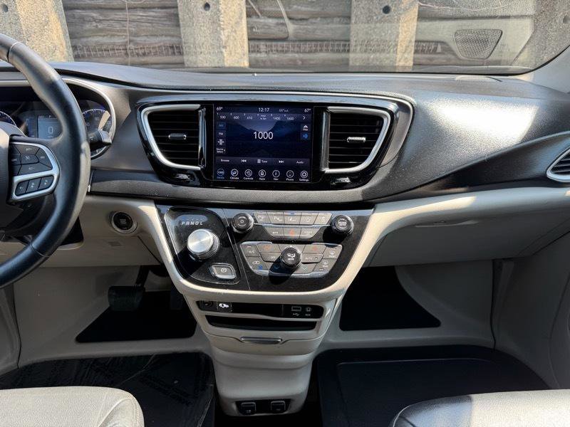 Used 2020 Chrysler Pacifica Touring-L FWD image 12