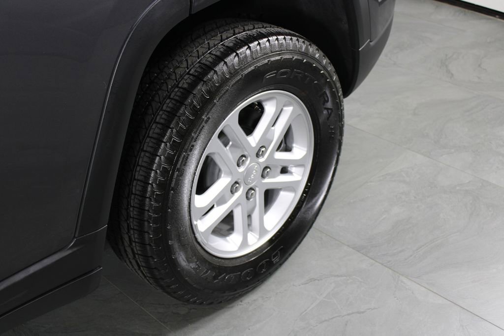 Used 2025 Jeep Grand Cherokee Laredo image 12