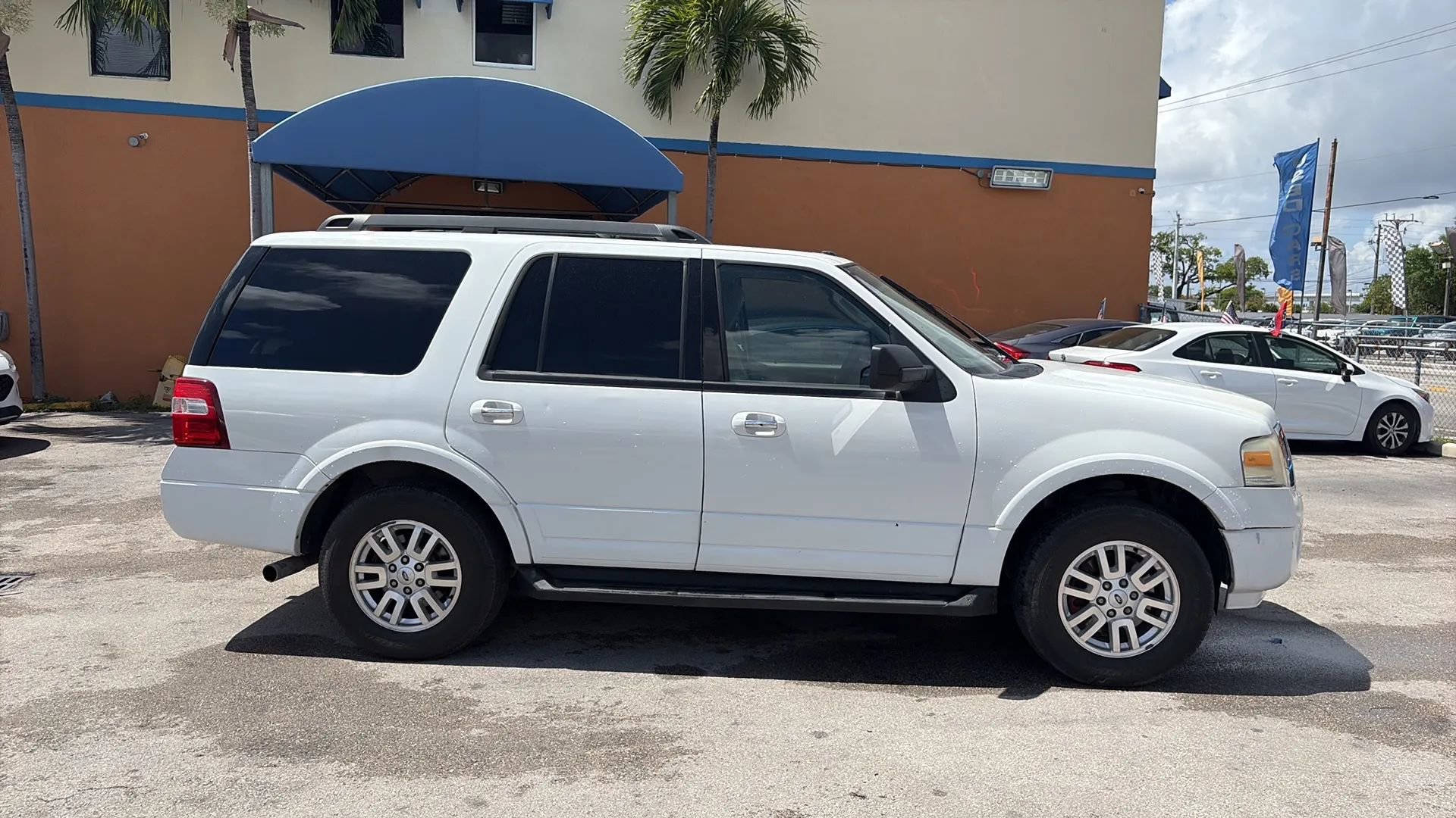 Used 2014 Ford Expedition XLT RWD image 4