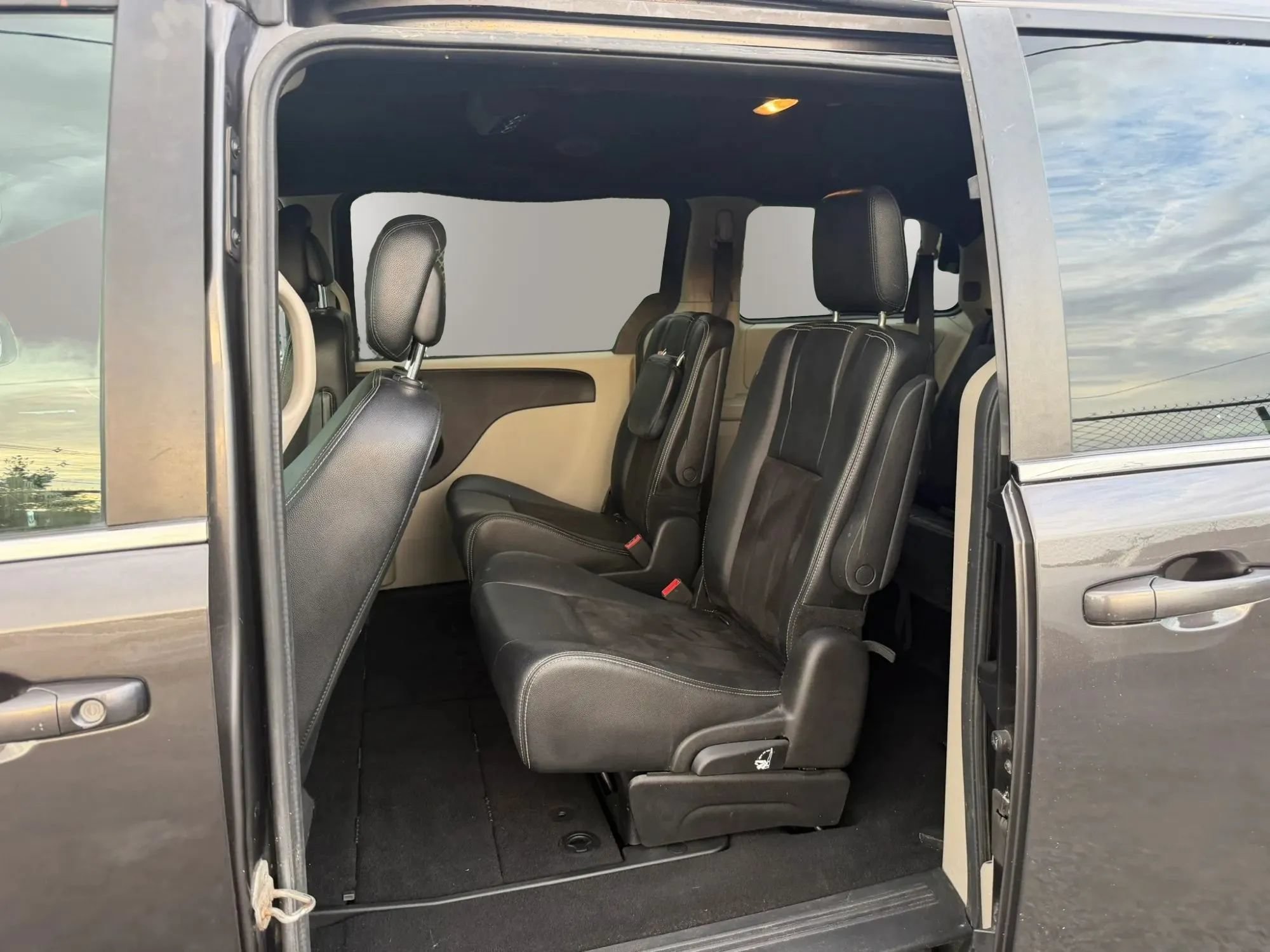 Used 2019 Dodge Grand Caravan SXT FWD image 28