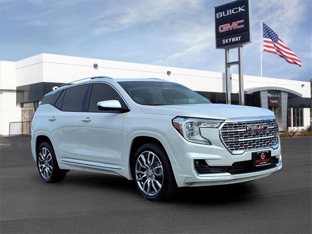 Used 2023 GMC Terrain Denali w/ Denali Premium Package image 3