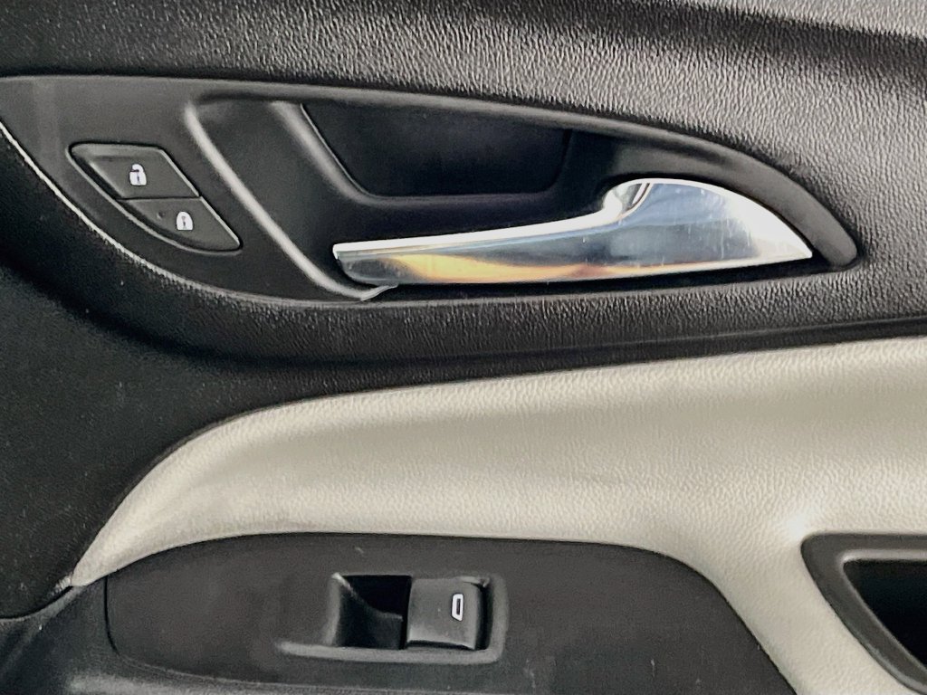 Used 2020 Chevrolet Equinox LS w/ LS Convenience Package FWD image 28