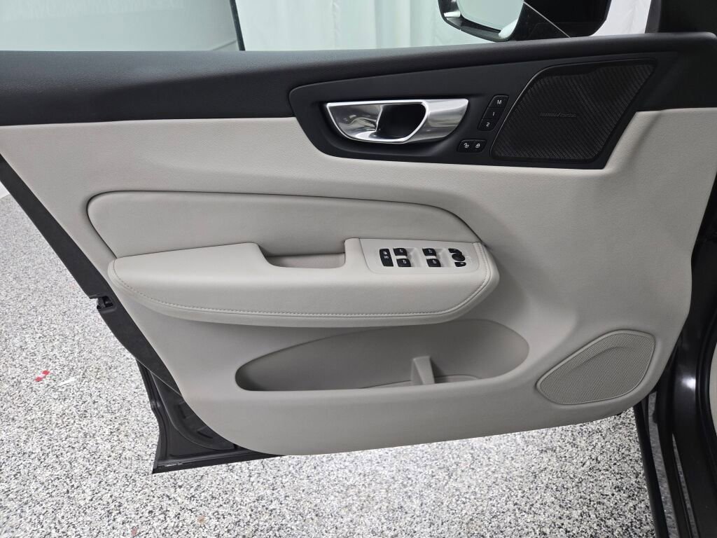 Used 2023 Volvo XC60 B5 Plus image 21