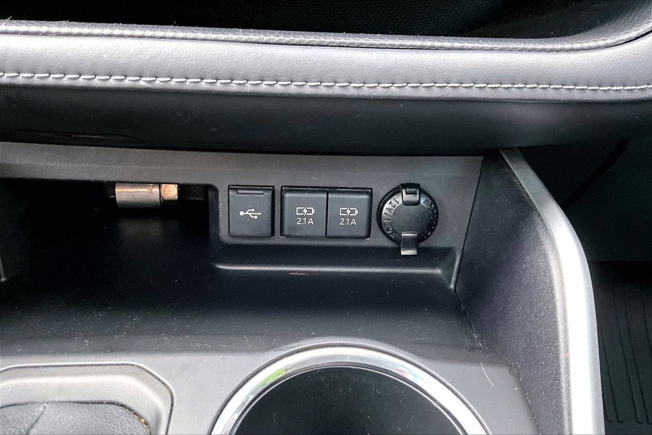 Used 2021 Toyota Highlander XLE FWD image 17