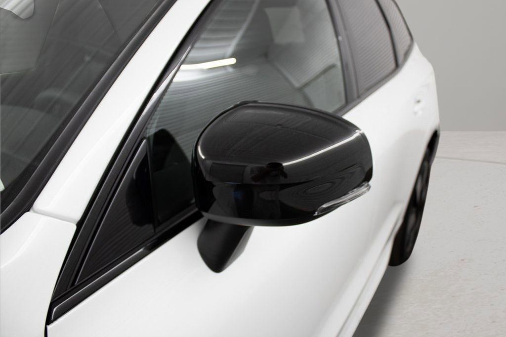 Certified 2025 Volvo XC60 T8 Plus w/ Protection Package Premier image 9