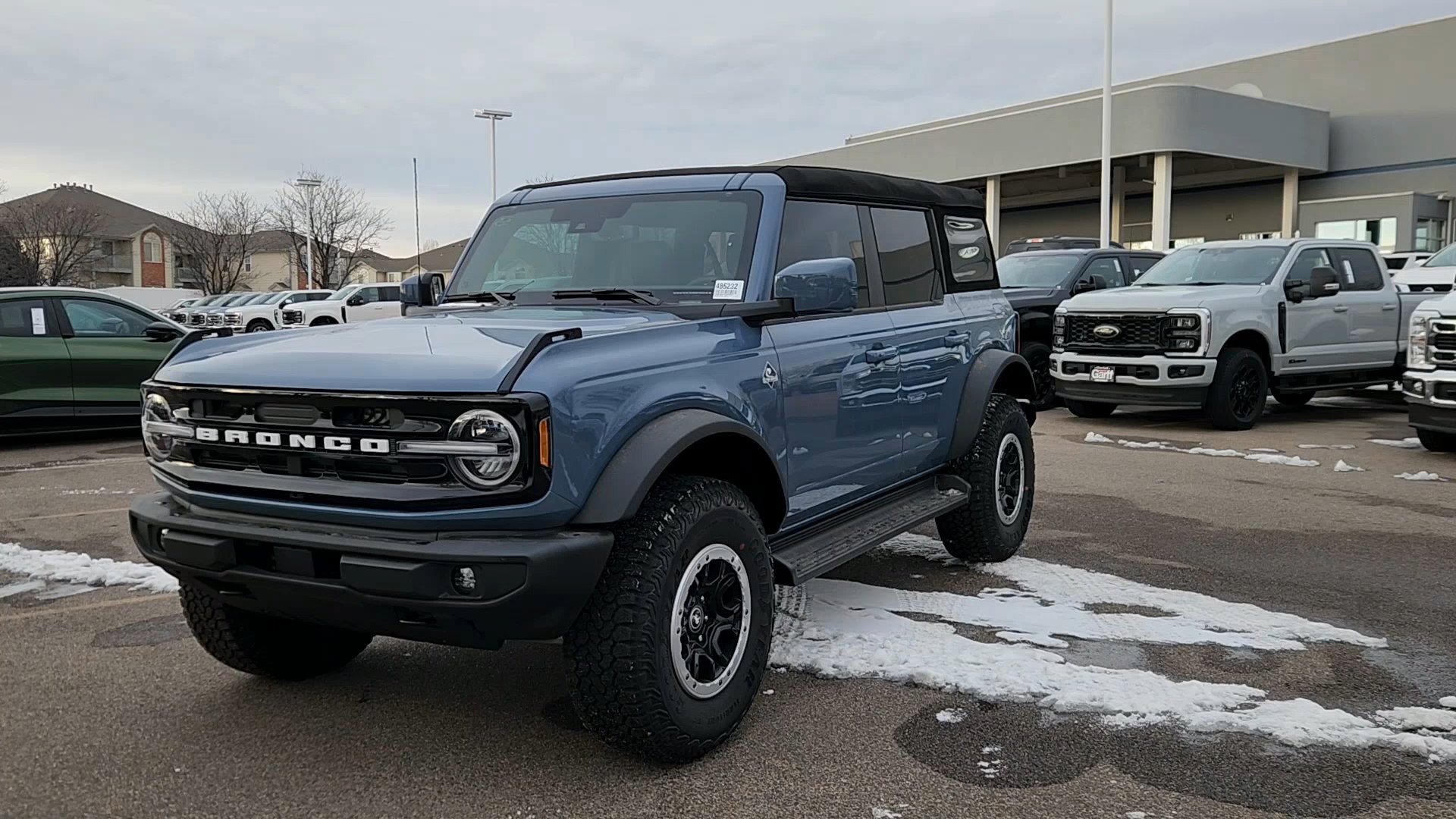 New 2025 Ford Bronco Outer Banks w/ Sasquatch Package AWD/4WD image 2