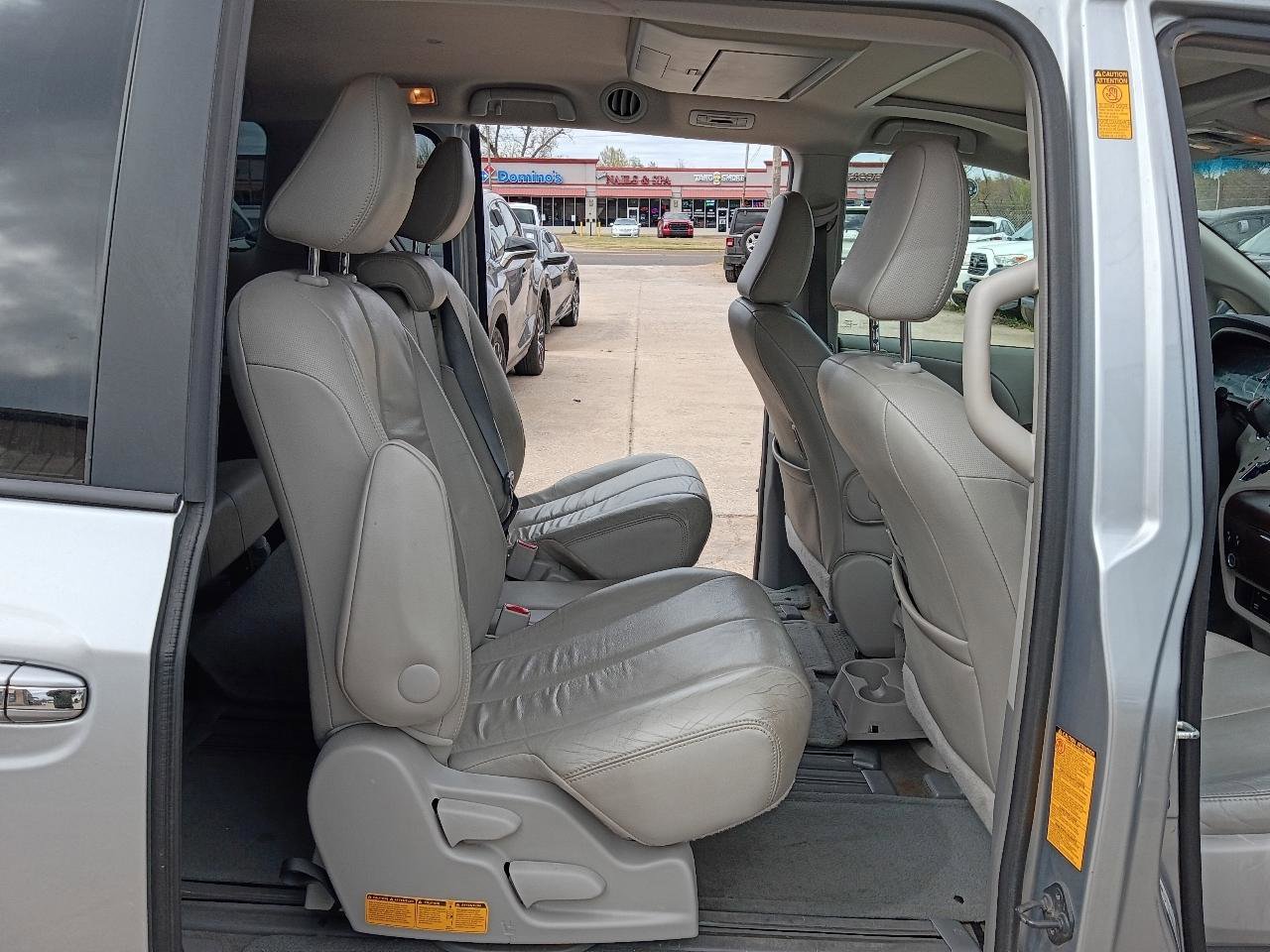 Used 2014 Toyota Sienna XLE w/ Entertainment Package image 17