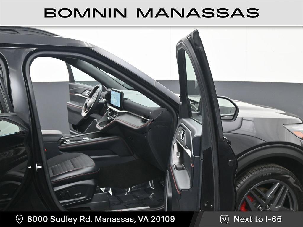 Used 2025 Ford Explorer ST-Line w/ ST-Line Street Pack image 9