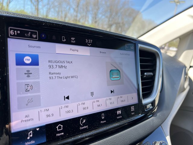 Used 2024 Chrysler Pacifica Touring-L image 13