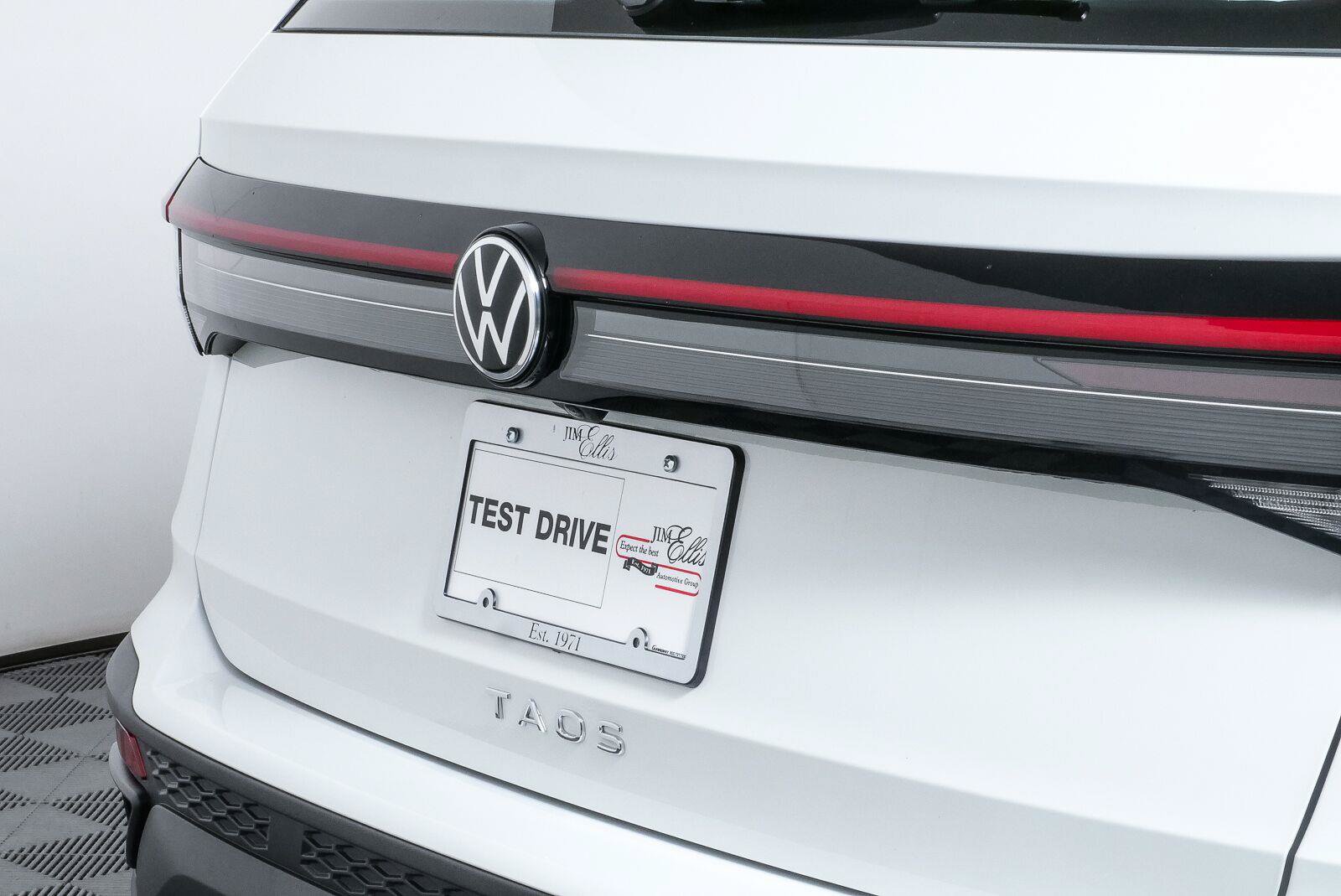 Certified 2025 Volkswagen Taos S FWD image 33