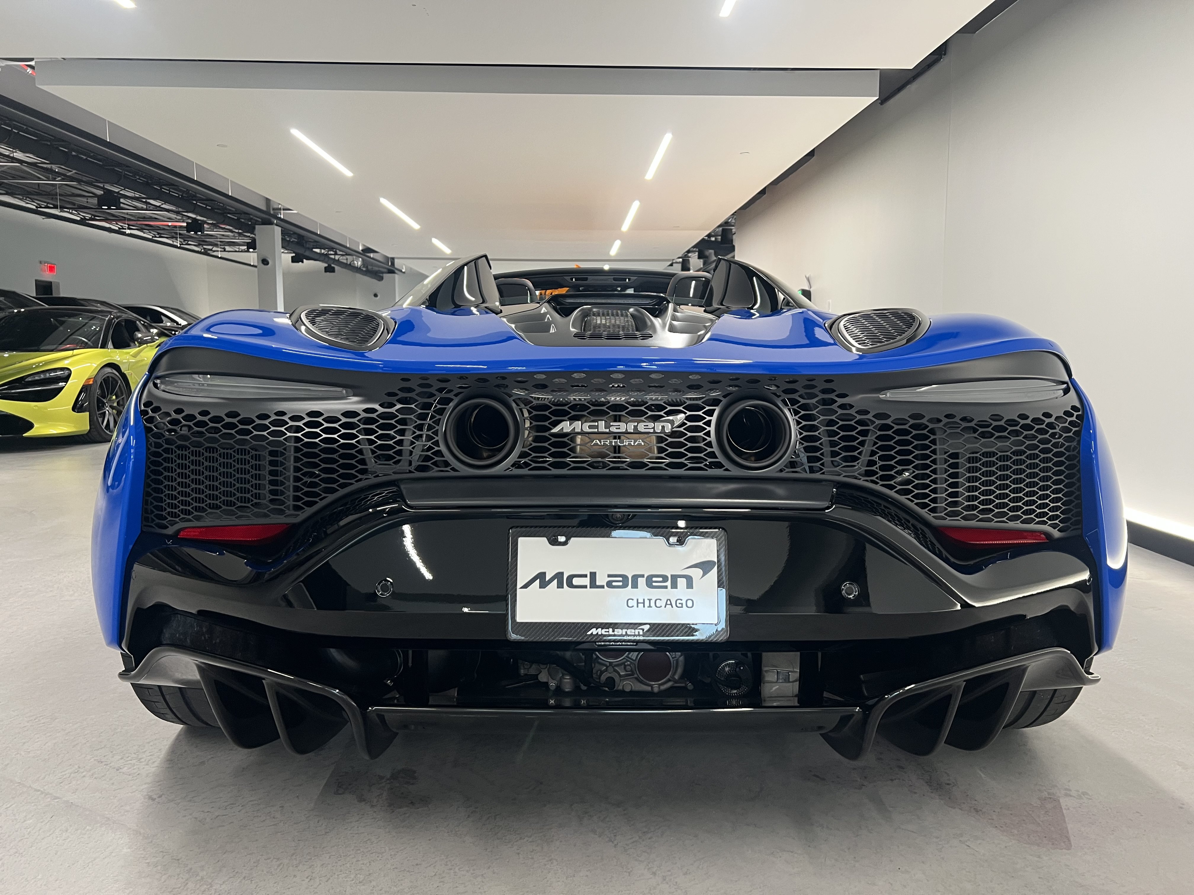 Used 2027 McLaren Artura Spider RWD image 7