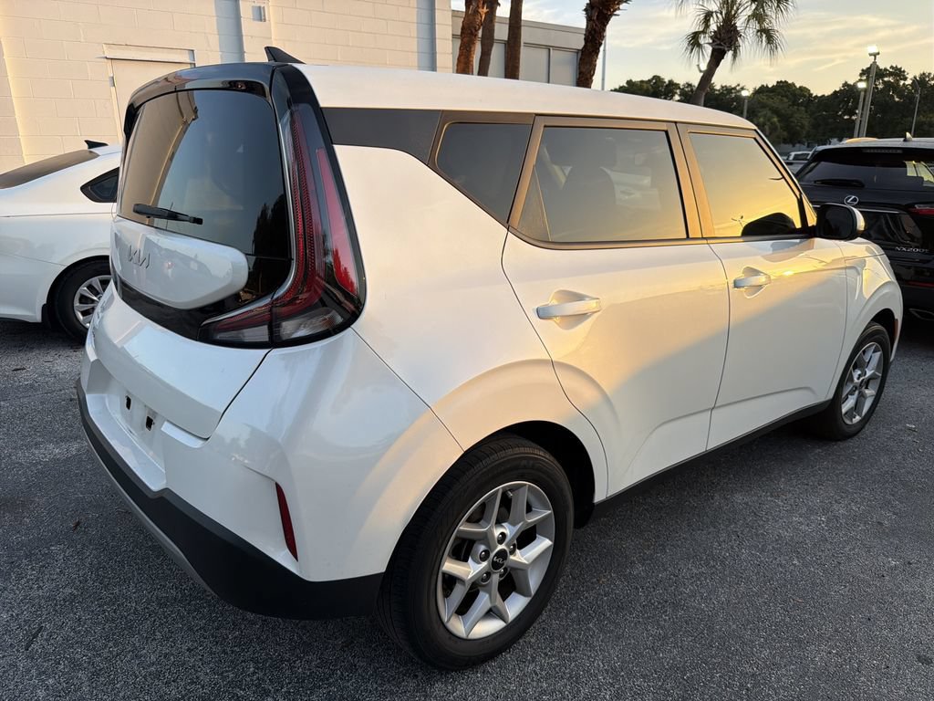 Certified 2023 Kia Soul LX w/ LX Technology Package FWD image 9