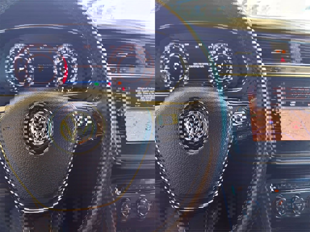 Used 2019 Volkswagen Tiguan SEL Premium image 18