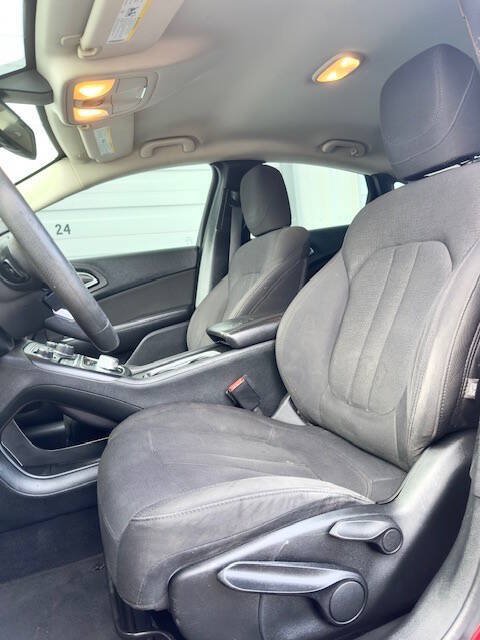 Used 2015 Chrysler 200 Limited FWD image 9