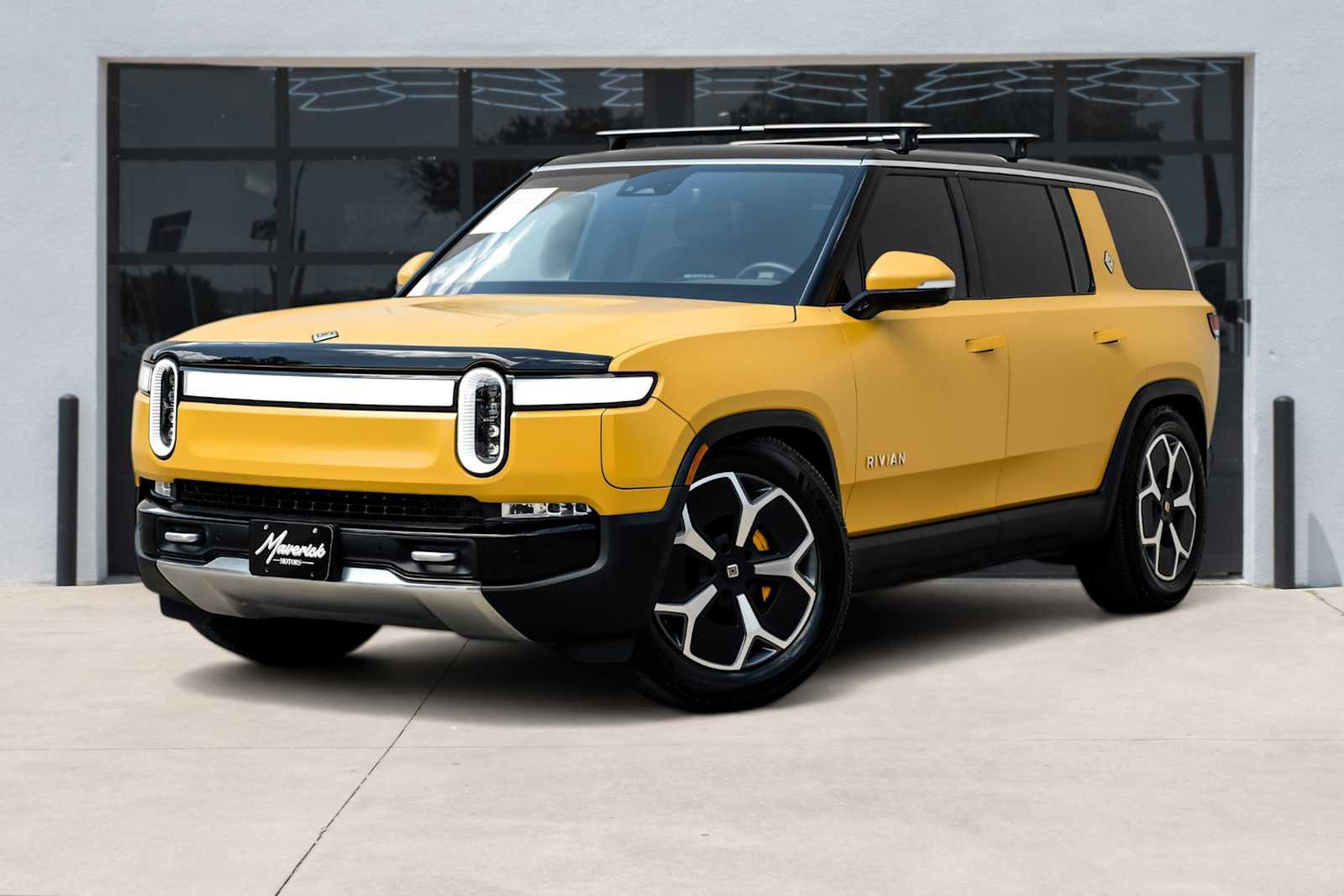 Used 2023 Rivian R1S Adventure image 1
