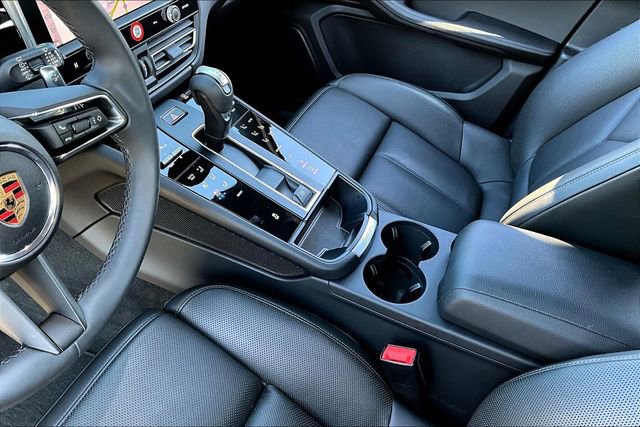 Used 2025 Porsche Macan image 18
