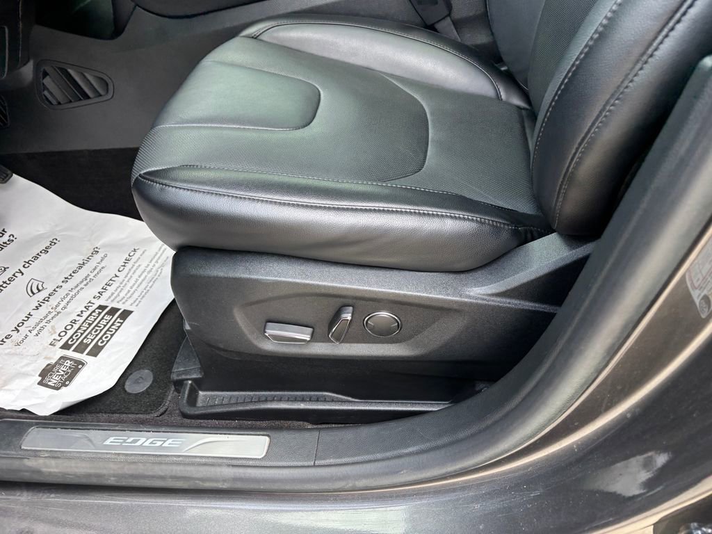Used 2019 Ford Edge Titanium w/ Equipment Group 301A image 22