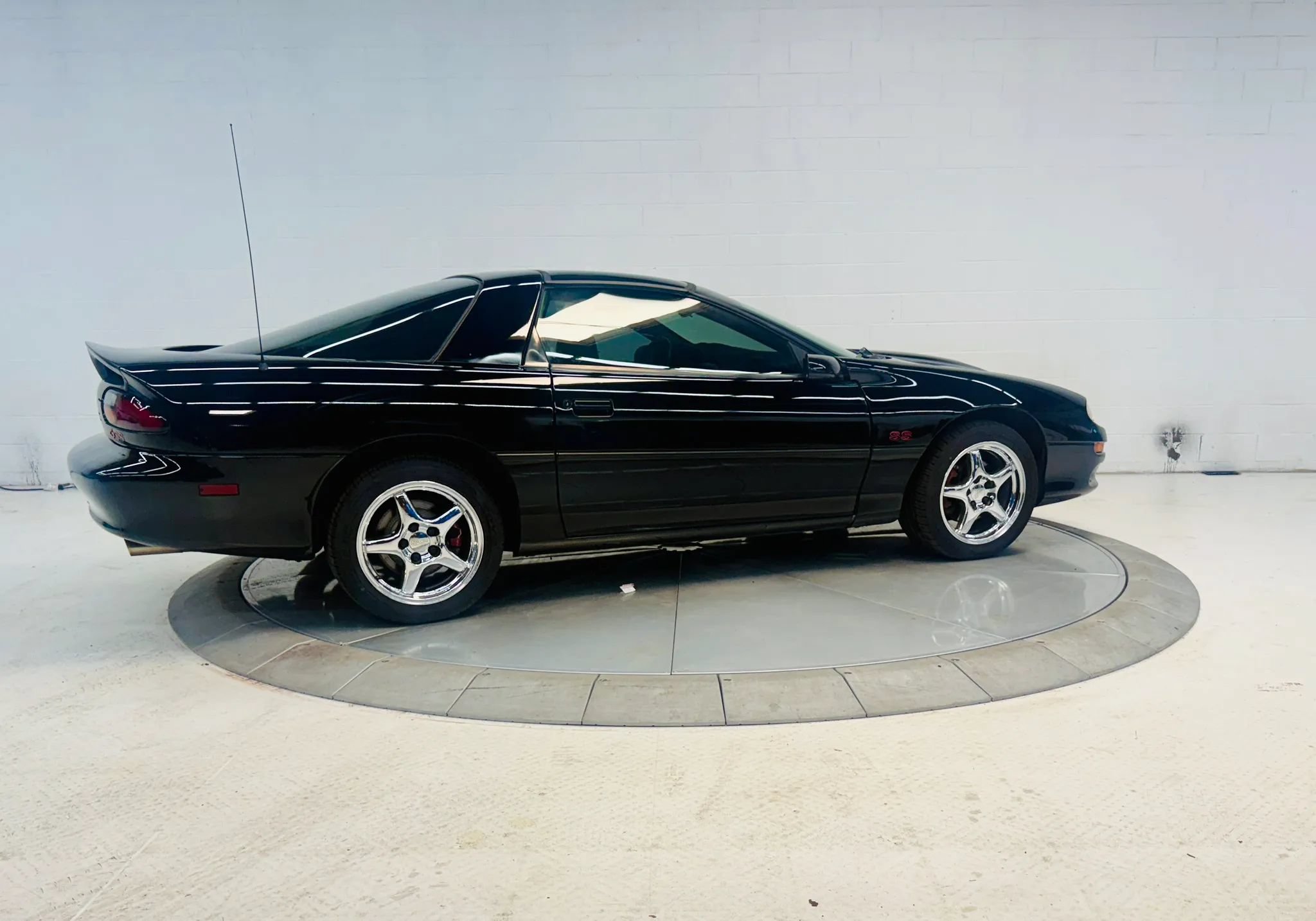 Used 2000 Chevrolet Camaro Z28 w/ SS Performance/Appearance Pkg RWD image 23