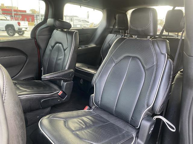 Used 2025 Chrysler Pacifica Limited image 30
