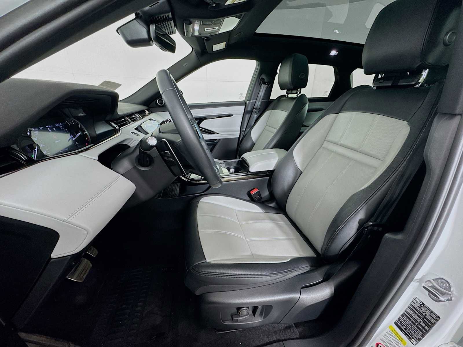 Used 2023 Land Rover Range Rover Evoque R-Dynamic SE image 11