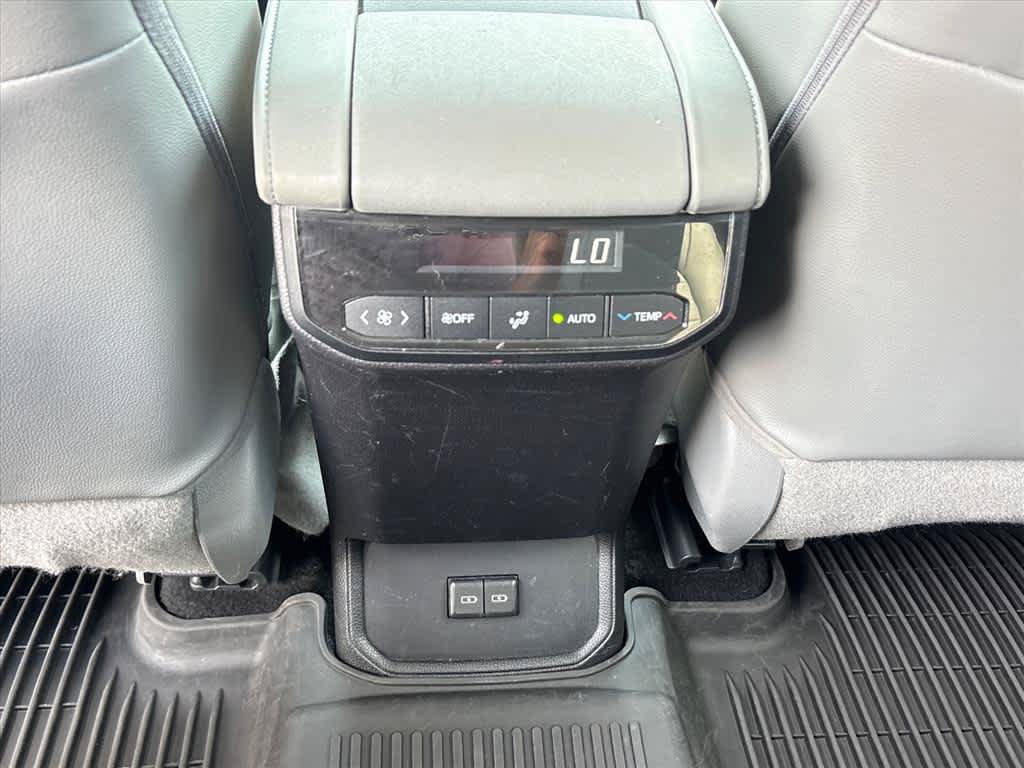 Used 2022 Toyota Highlander XLE AWD/4WD image 9