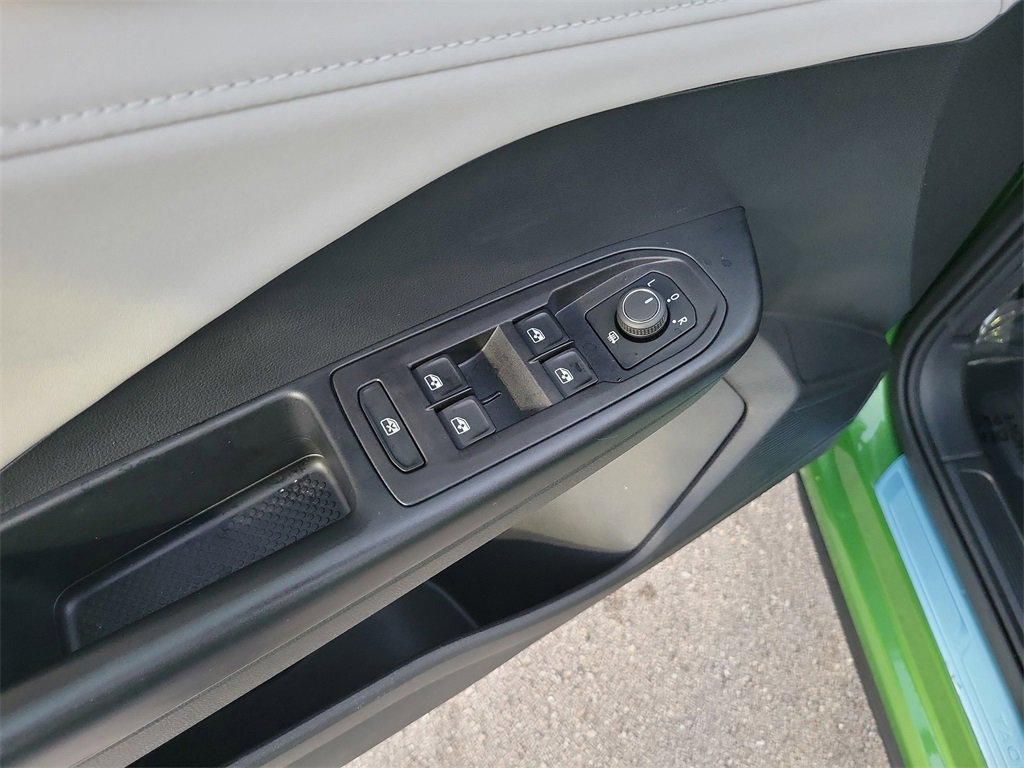 Used 2025 Volkswagen Taos SE w/ Black Wheel Package image 16