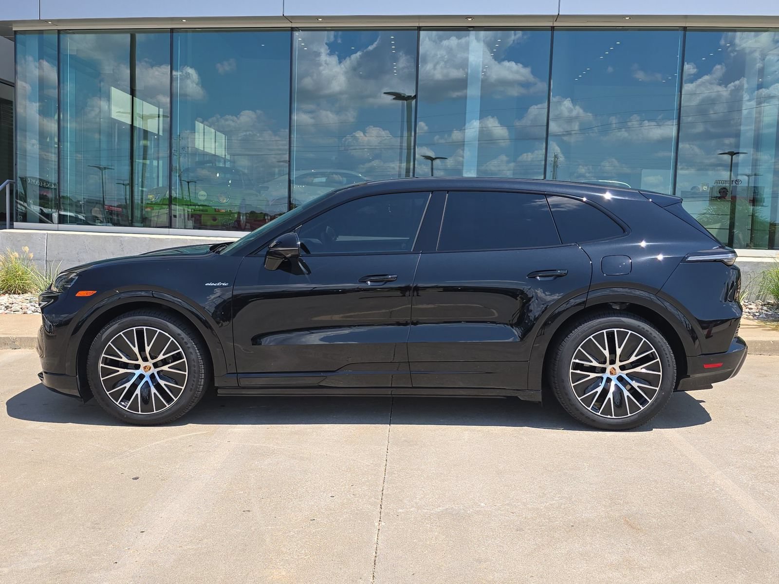 New 2026 Porsche Cayenne Electric AWD/4WD image 2