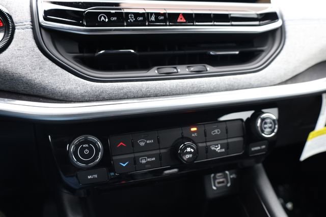 Used 2024 Jeep Compass Latitude image 23