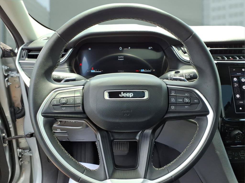 Used 2023 Jeep Grand Cherokee Laredo AWD/4WD image 9