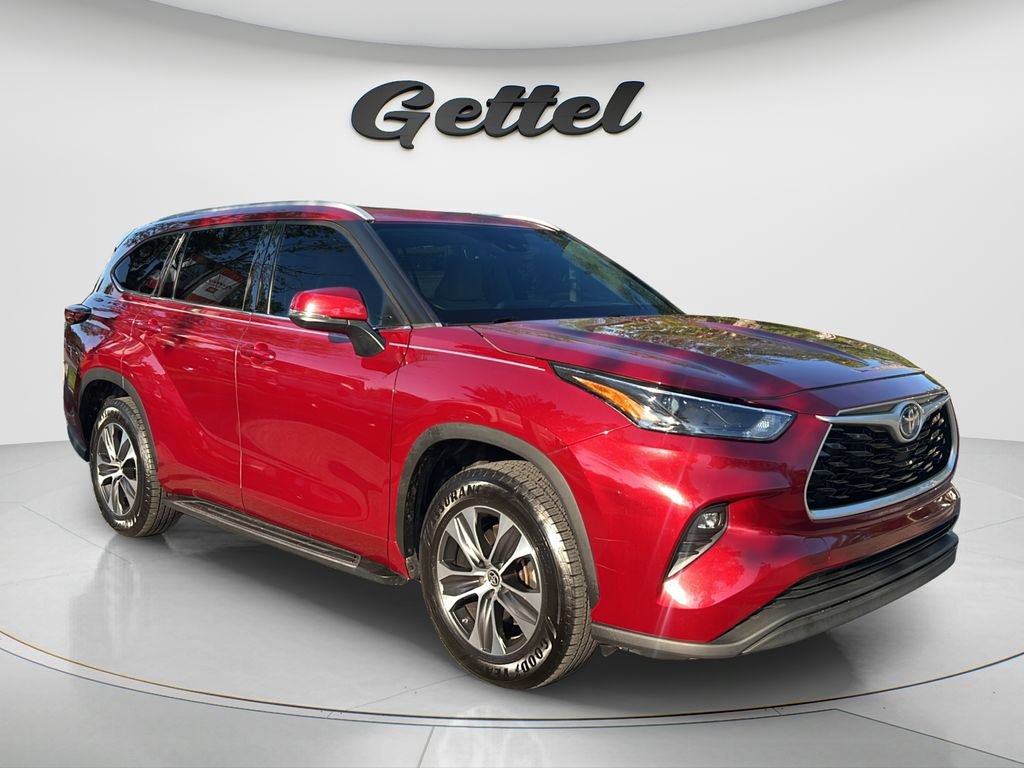 Used 2022 Toyota Highlander XLE FWD image 3