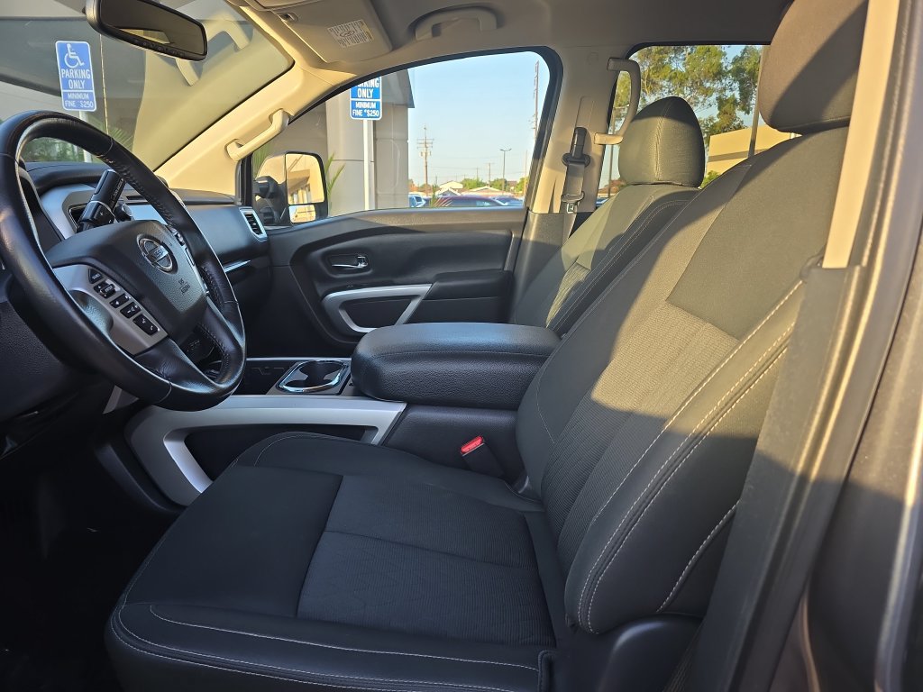Used 2019 Nissan Titan SV w/ SV Convenience Package AWD/4WD image 9