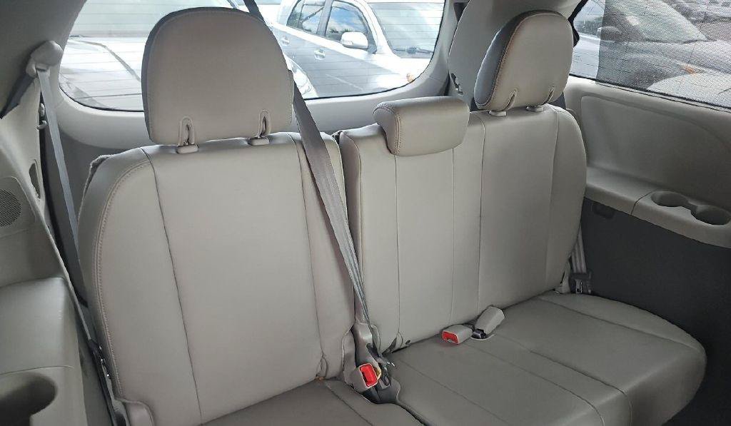 Used 2014 Toyota Sienna Limited w/ Limited Premium Package FWD image 4