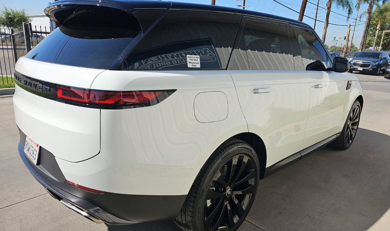 Used 2025 Land Rover Range Rover Sport SE AWD/4WD image 2