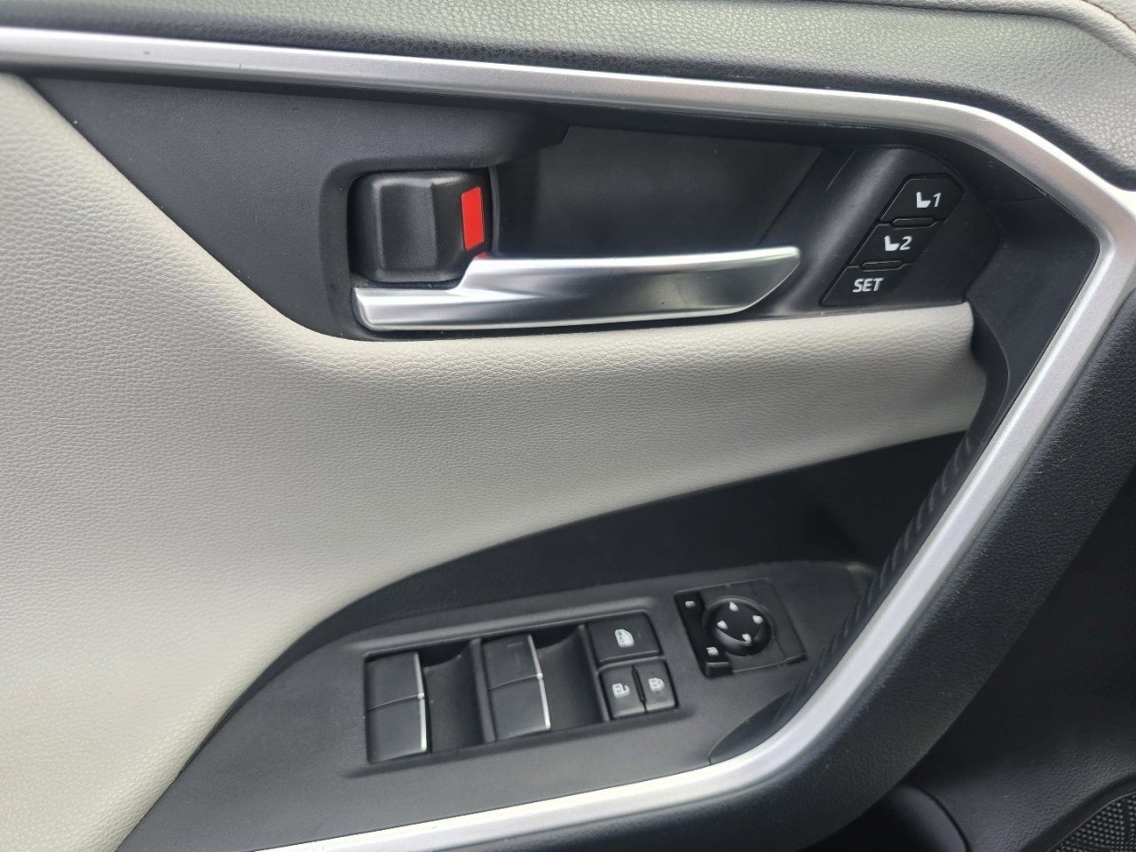 Used 2019 Toyota RAV4 Limited image 16