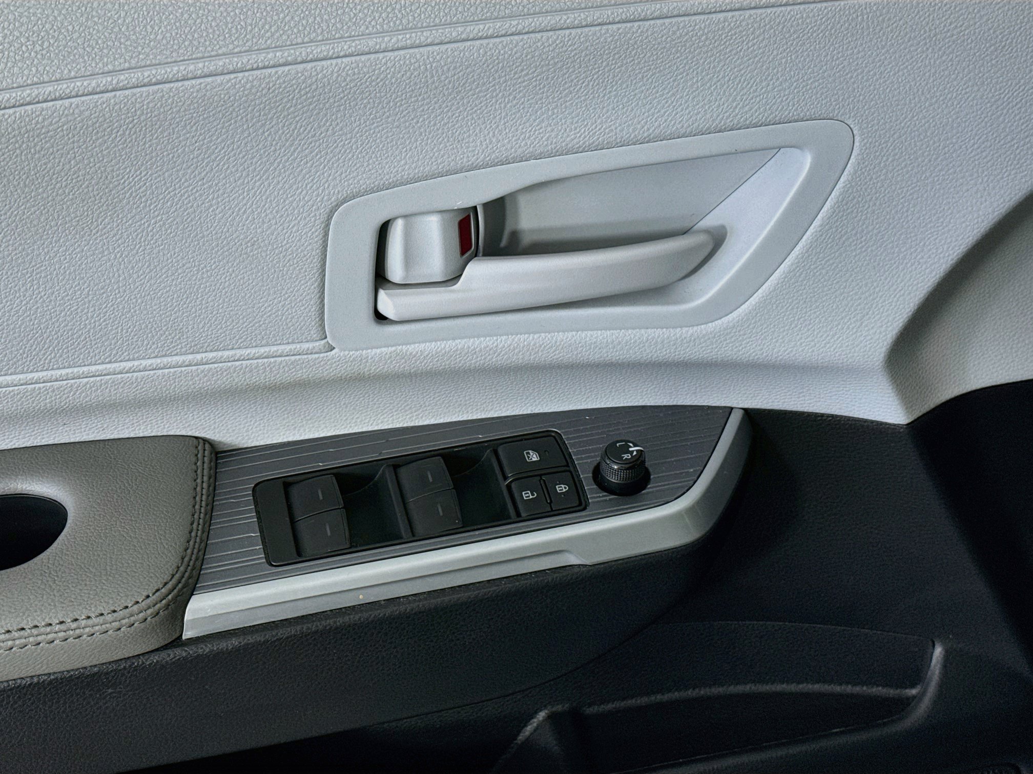 Certified 2025 Toyota Sienna LE FWD image 17