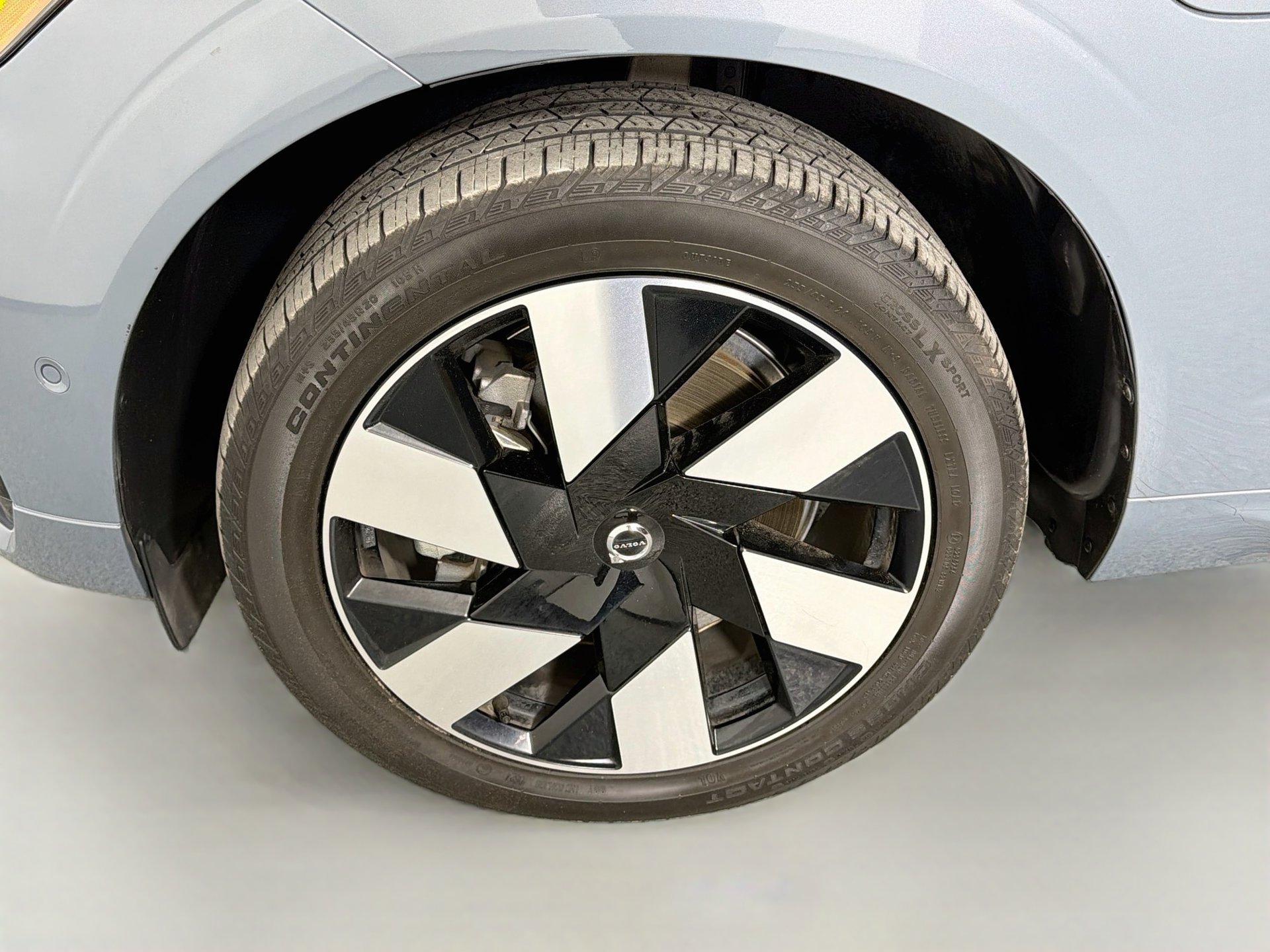 Certified 2024 Volvo XC60 T8 Plus w/ Protection Package Premier AWD/4WD image 30