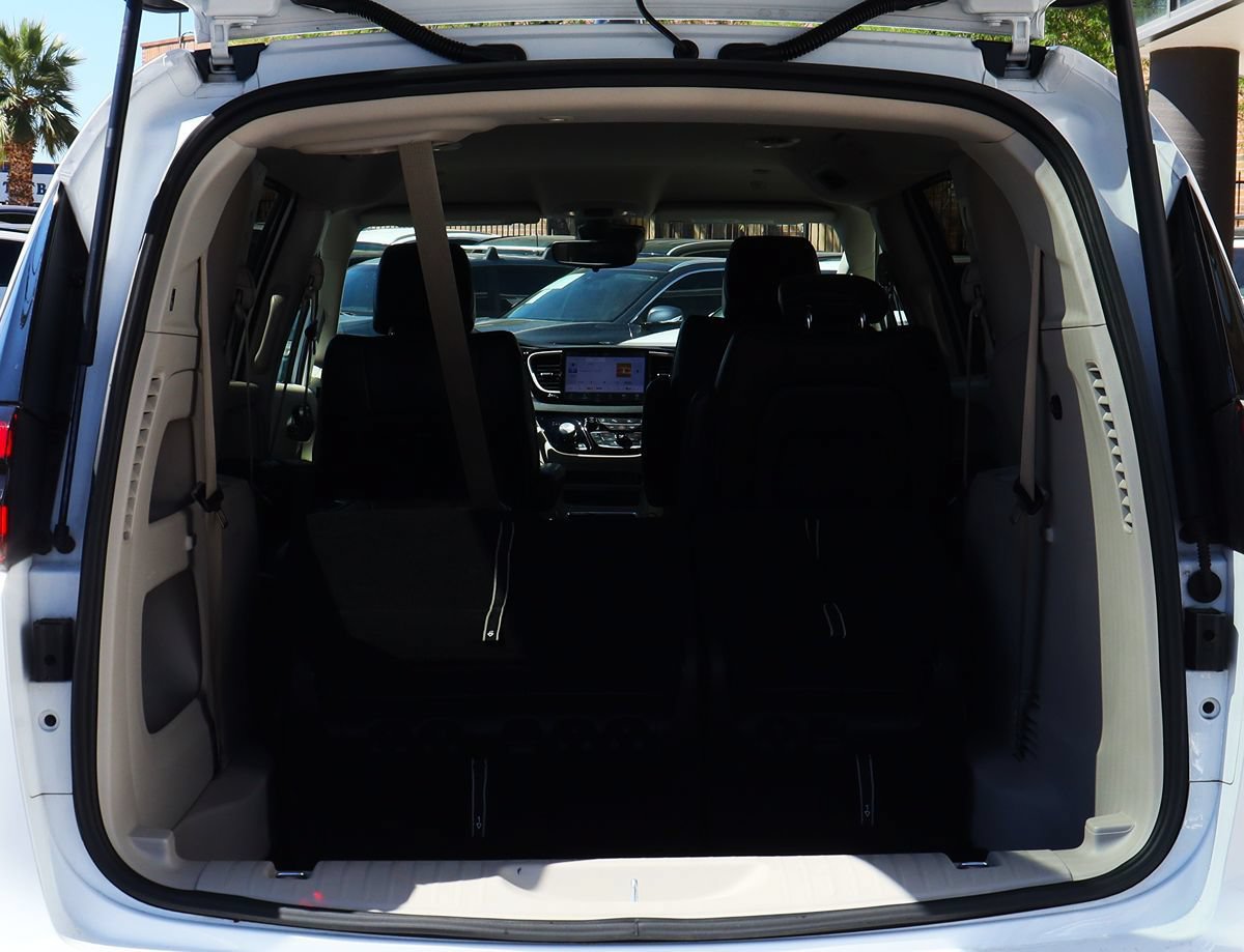 Used 2024 Chrysler Pacifica Touring-L FWD image 23