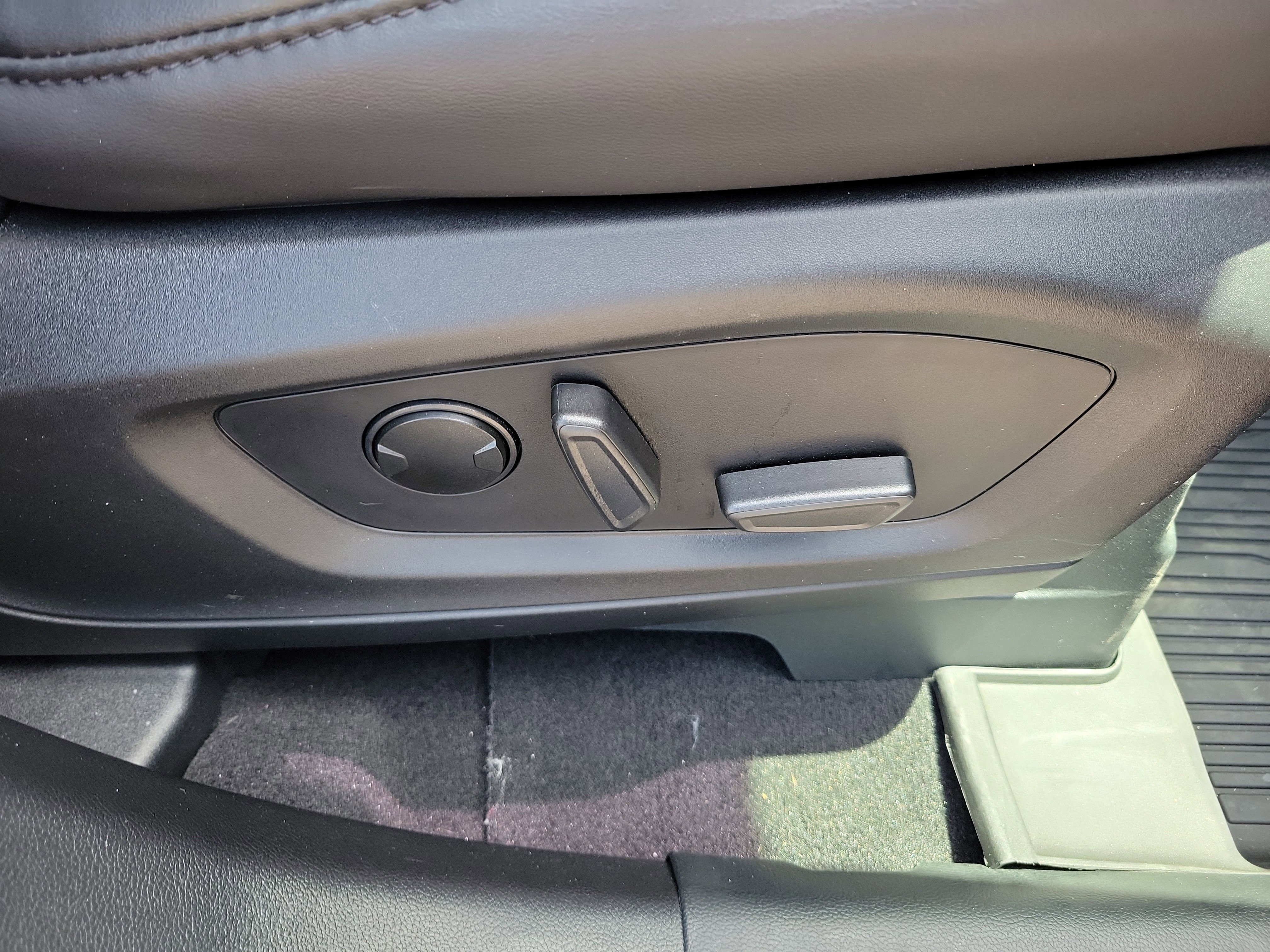 Used 2022 Ford Explorer XLT w/ Equipment Group 202A image 19