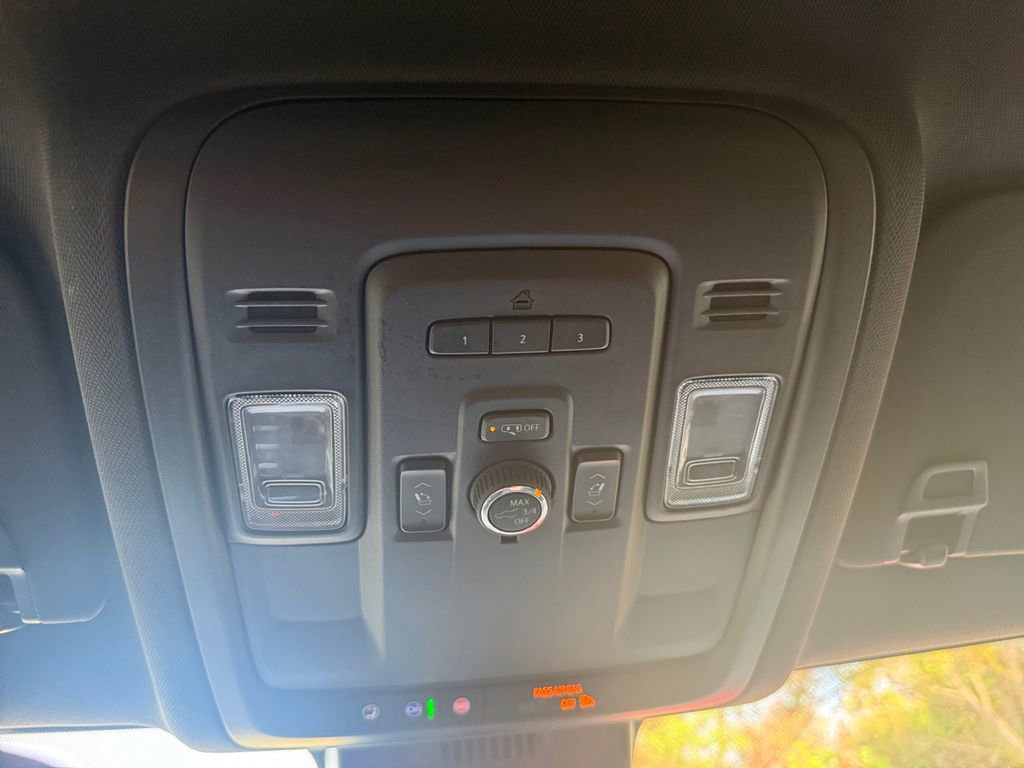 Used 2024 GMC Yukon XL SLT w/ SLT Luxury Package image 26