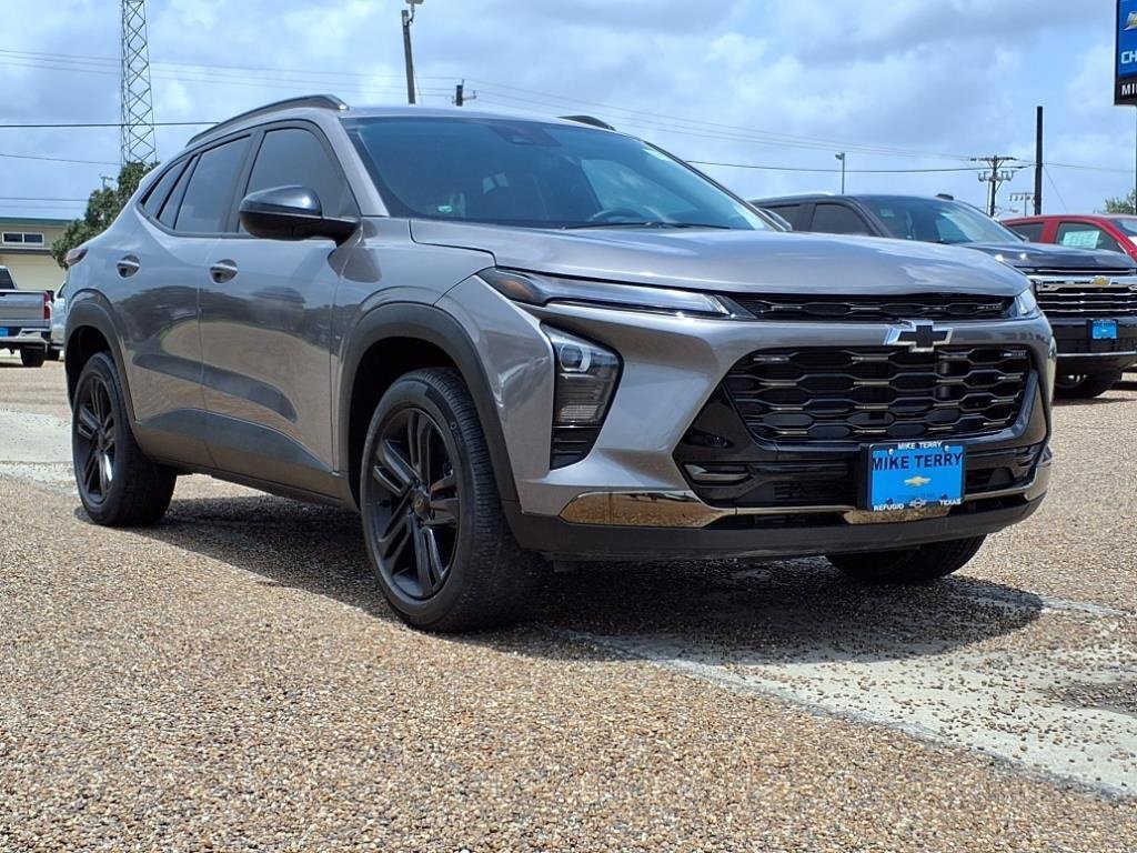 Used 2025 Chevrolet Trax ACTIV w/ Driver Confidence Package image 3