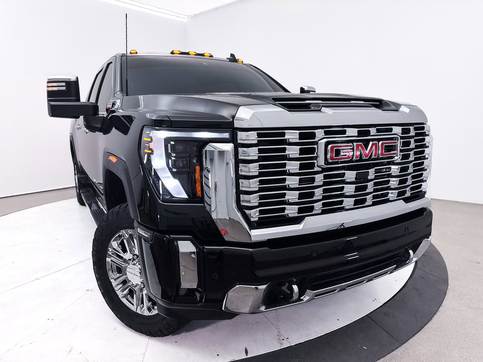Used 2025 GMC Sierra 3500 Denali w/ Denali Reserve Package AWD/4WD image 8