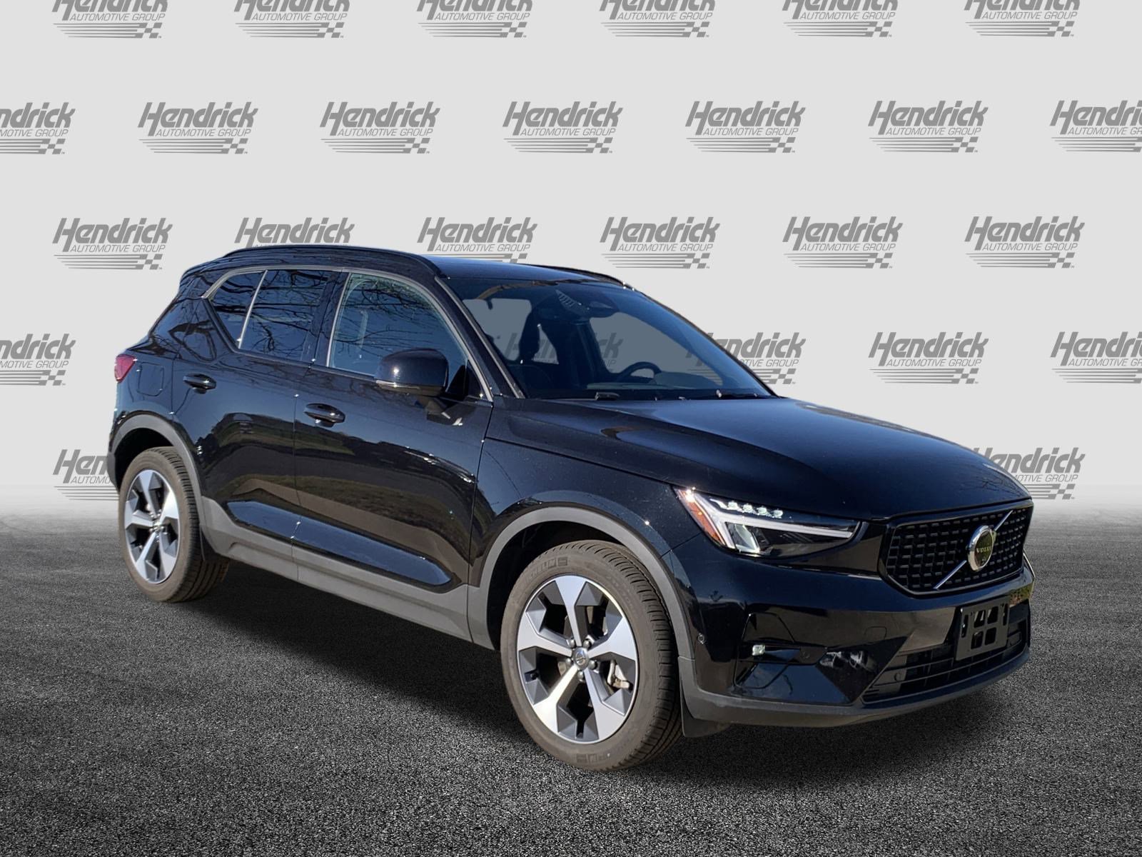 Used 2025 Volvo XC40 B5 Plus image 2