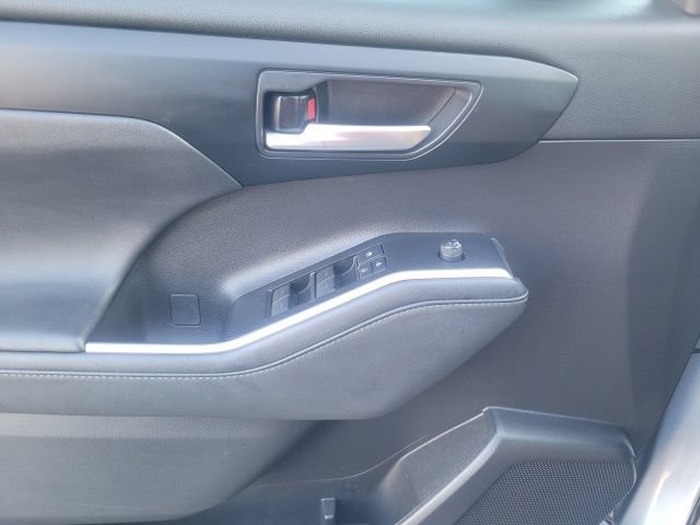 Used 2021 Toyota Highlander XLE FWD image 18