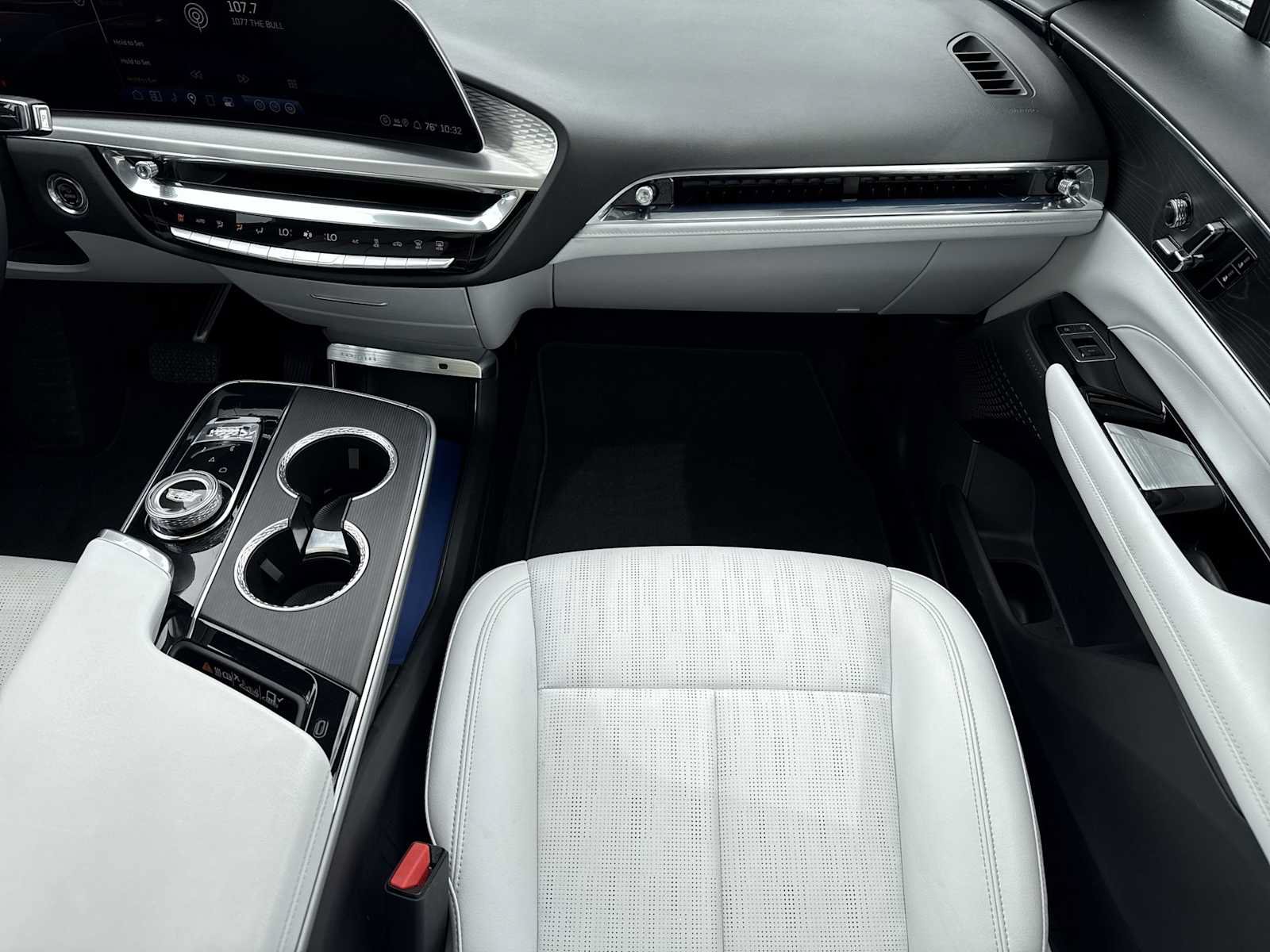 Certified 2024 Cadillac Lyriq Luxury AWD/4WD image 29