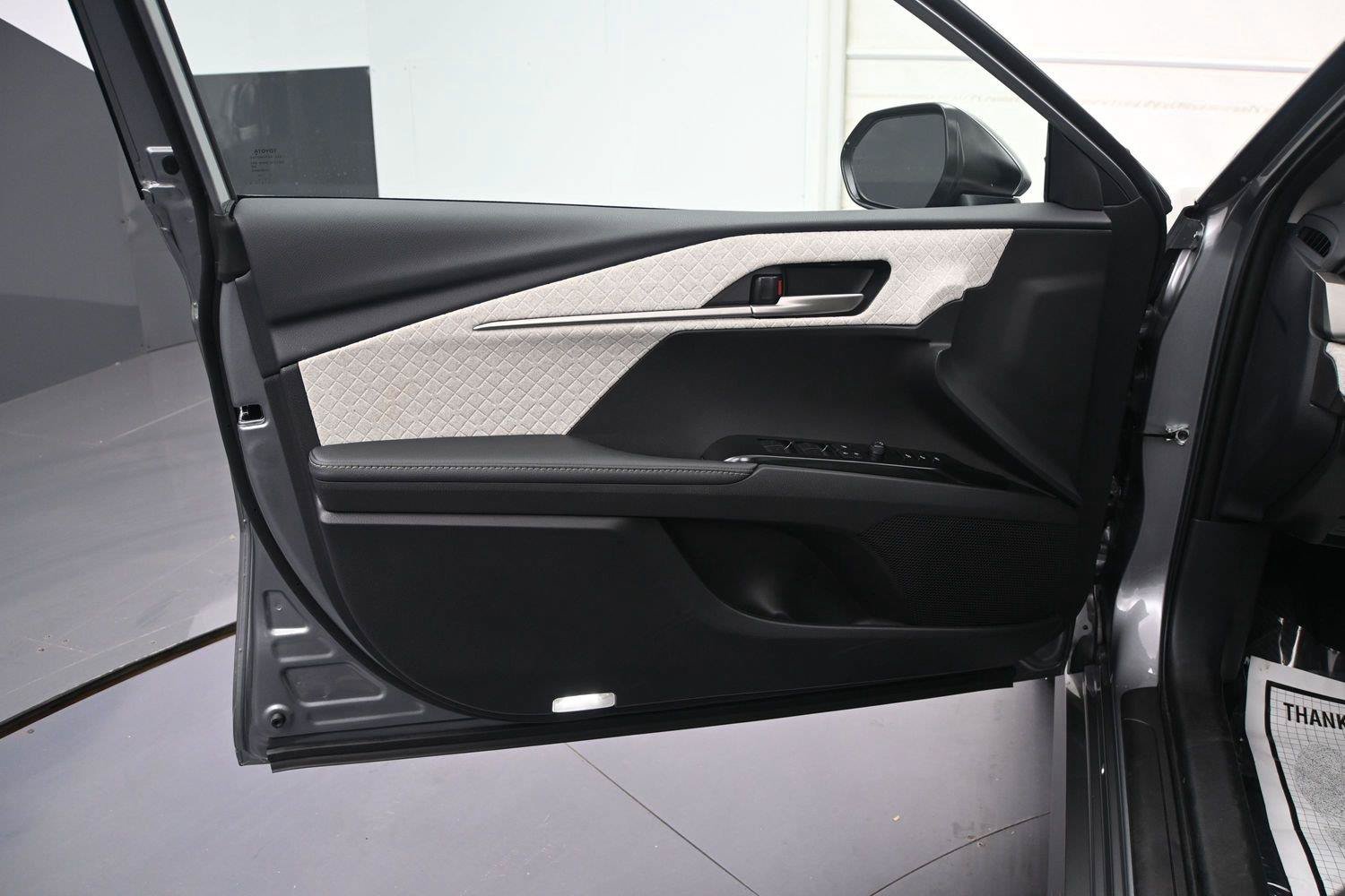 Used 2025 Toyota Camry XLE w/ Premium Plus Package AWD/4WD image 9