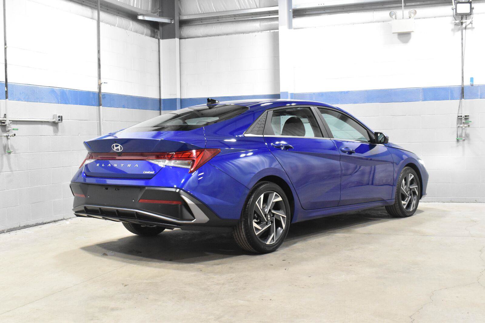 Used 2024 Hyundai Elantra Limited FWD image 25