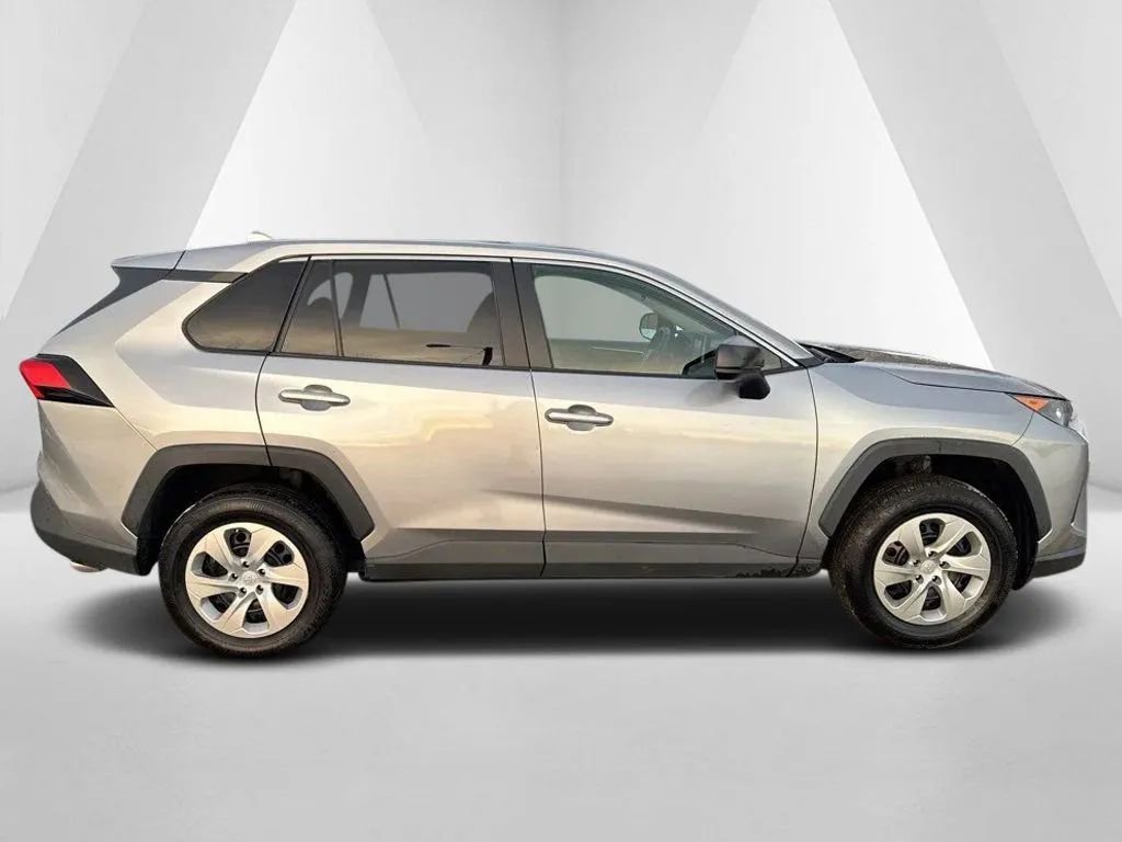 Used 2022 Toyota RAV4 LE FWD image 8